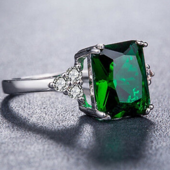 NEW 925 Sterling Silver Green Stone Ring - Picture 2 of 5